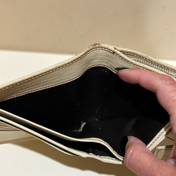 Gucci Red Bifold Wallet With Rubber Logo - Picture 9 of 13